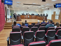 Foto em que aparece o Plenário do TRE-MT, com os juízes-membros sentados na parte de cima, na se...