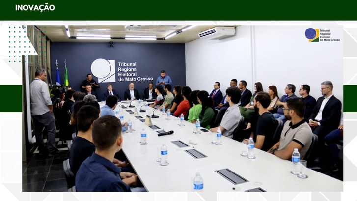 Estudantes são recebidos na sala de reunião do TRE-MT